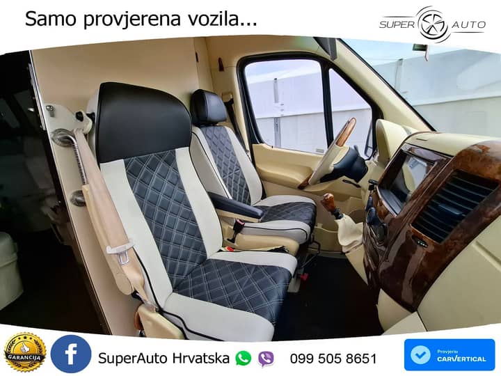 Slika prikazuje unutrašnjost vozila (volan i sjedala).