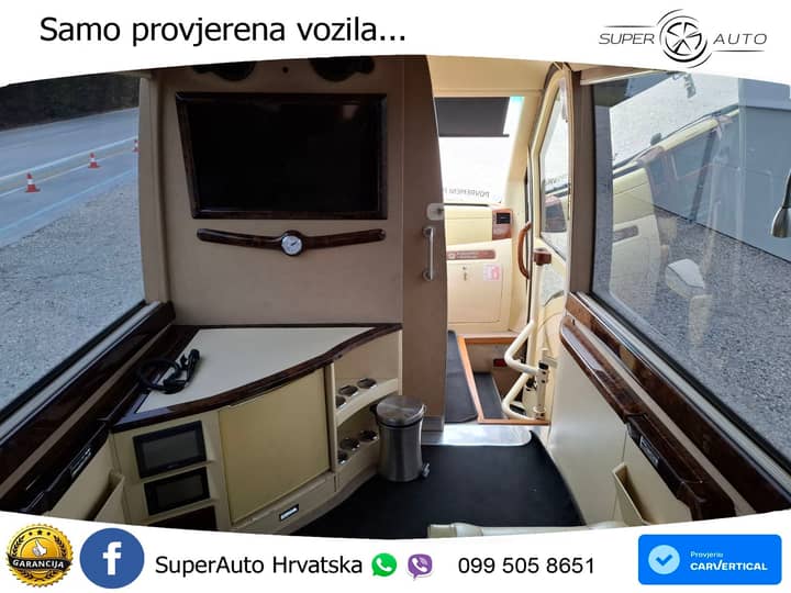 Slika prikazuje unutrašnjost vozila, uredan interijer.