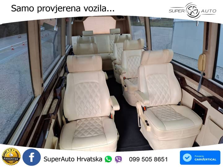 Slika prikazuje unutrašnjost vozila (sjedišta).