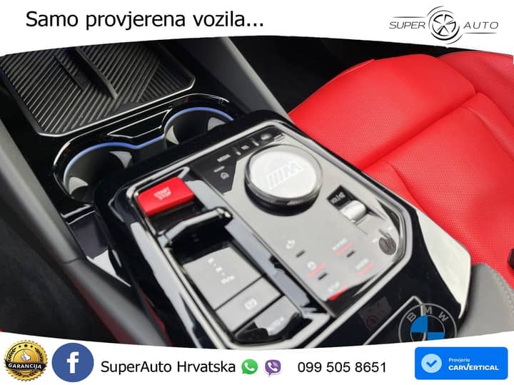 Slika prikazuje unutrašnjost vozila (središnja konzola i sjedala).