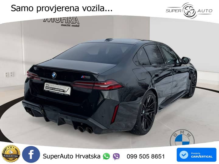 Slika prikazuje vanjski dio vozila (karoserija i stražnji dio).