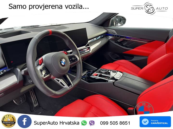 Slika prikazuje unutrašnjost vozila (volan i sjedala).