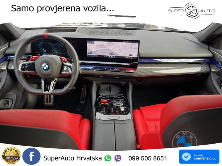Slika prikazuje unutrašnjost vozila – volan, instrument ploča i sjedala.