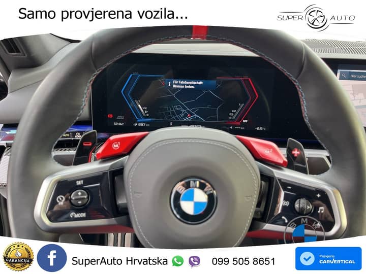 Slika prikazuje unutrašnjost vozila (volan, instrument ploča).