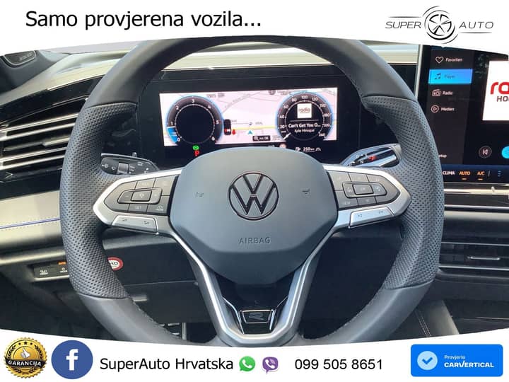 Slika prikazuje unutrašnjost vozila (volan i kokpit).