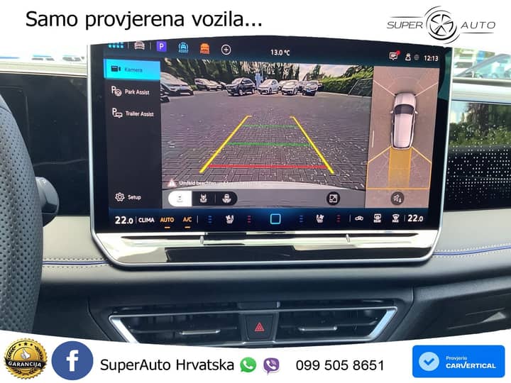 Slika prikazuje unutrašnjost vozila – zaslon kamere.