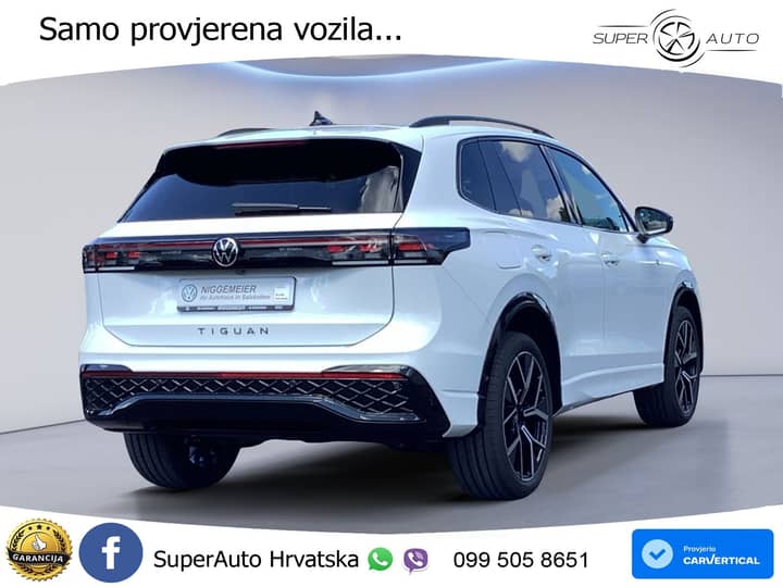 Slika prikazuje eksterijer vozila sa stražnjeg dijela i kotačima.
