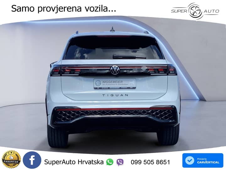 Slika prikazuje vanjsku stražnju stranu vozila.