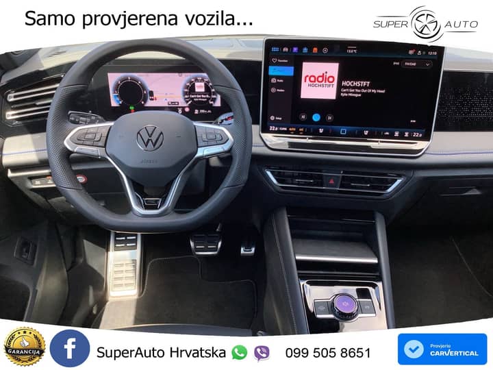 Slika prikazuje unutrašnjost vozila, fokus na upravljač i konzolu.