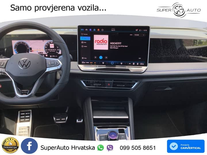 Slika prikazuje unutrašnjost vozila (volan i instrument ploča).