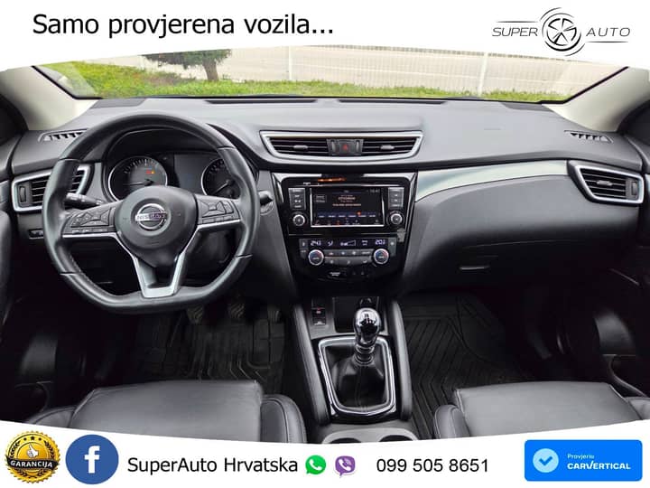 Slika prikazuje unutrašnjost vozila, volan i instrument ploču.