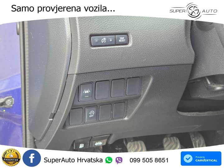Slika prikazuje unutrašnjost vozila, kontrolni elementi.
