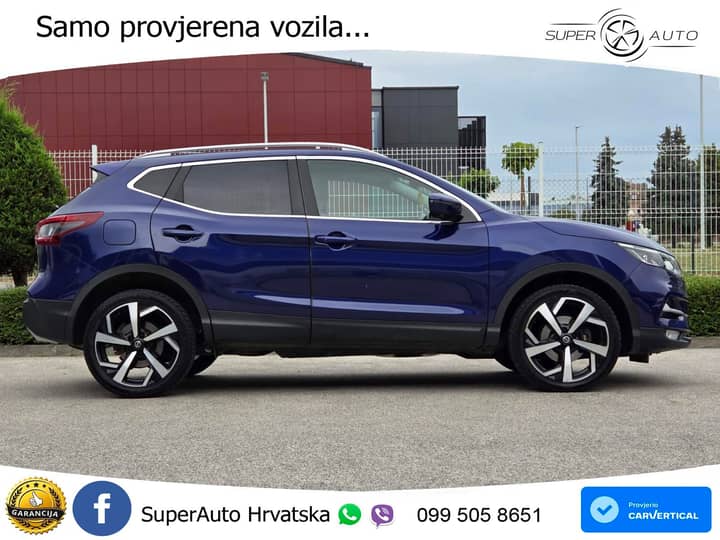 Slika prikazuje vanjski izgled vozila, fokus na karoseriji i kotačima.