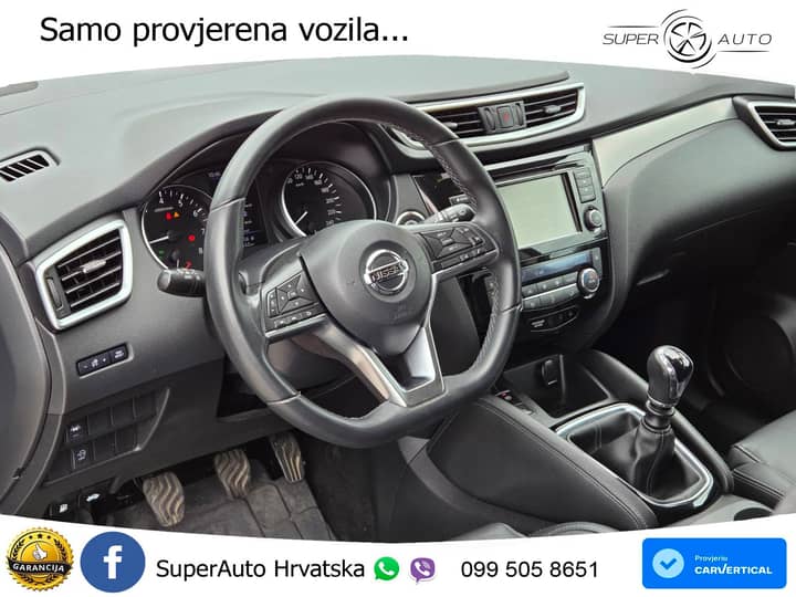 Slika prikazuje unutrašnjost vozila (volan i sjedala).