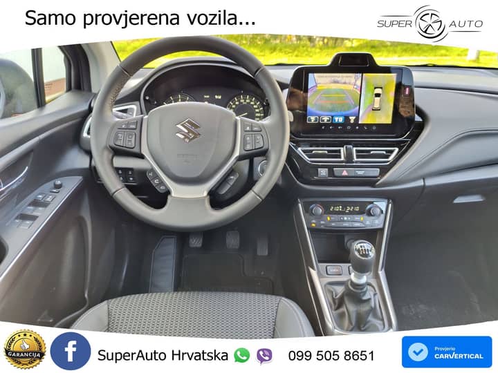 Slika prikazuje unutrašnjost vozila (volan, instrument ploča).