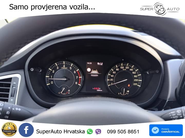 Slika prikazuje unutrašnjost vozila (instrument ploča).