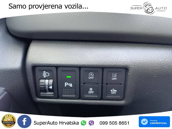 Slika prikazuje unutrašnjost vozila, panel s gumbima.