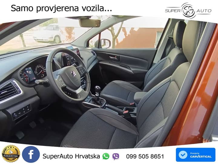 Slika prikazuje unutrašnjost vozila (volan i sjedala).