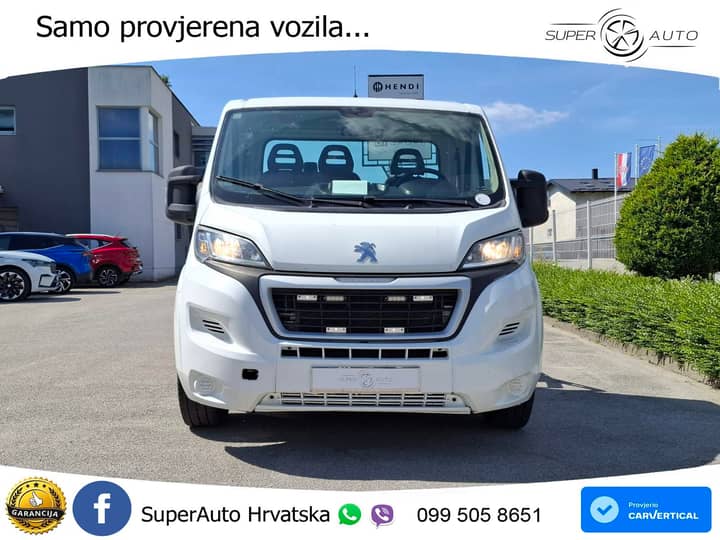 Slika prikazuje vanjski izgled vozila (prednji dio).