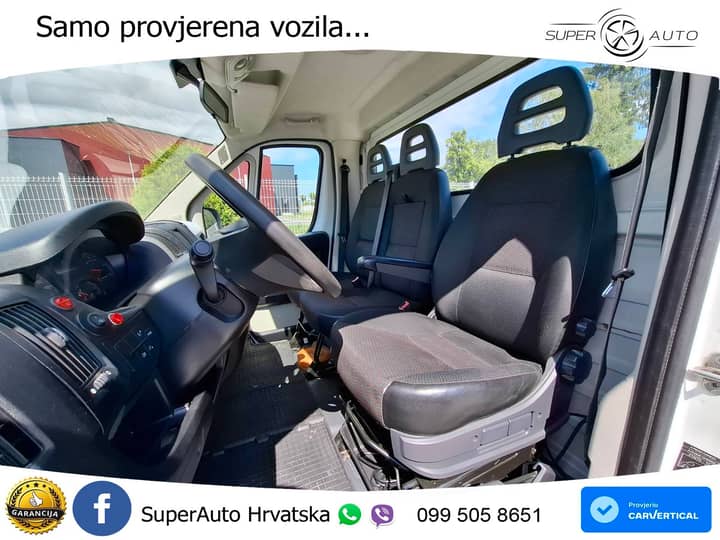 Slika prikazuje unutrašnjost vozila (volan i sjedala).