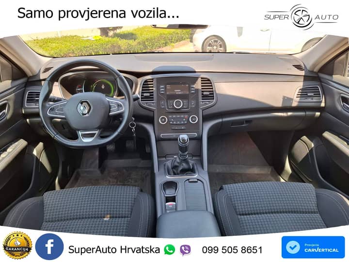 Slika prikazuje interijer vozila (volan i sjedala).