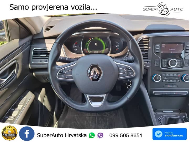 Slika prikazuje unutrašnjost vozila – volan i instrument ploče.