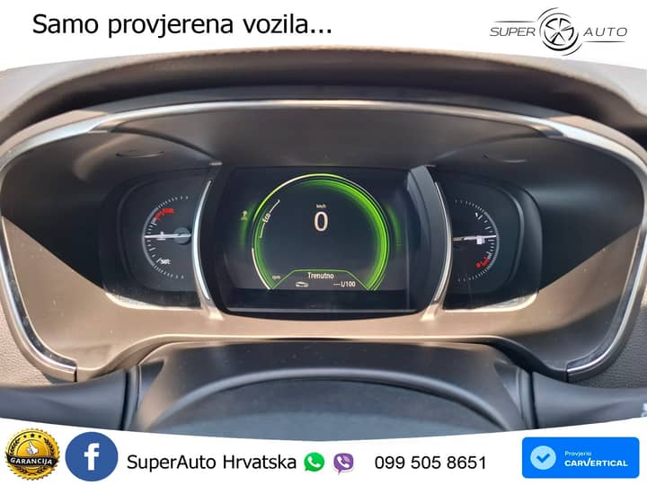 Slika prikazuje unutrašnjost vozila (instrument ploča).