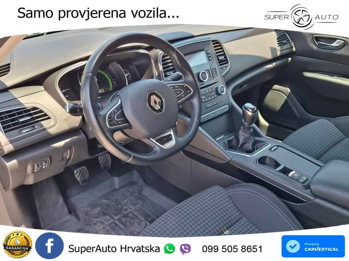Slika prikazuje unutrašnjost vozila (volan i sjedala).