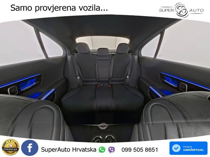 Slika prikazuje unutrašnjost vozila (sjedala, stražnja klupa).