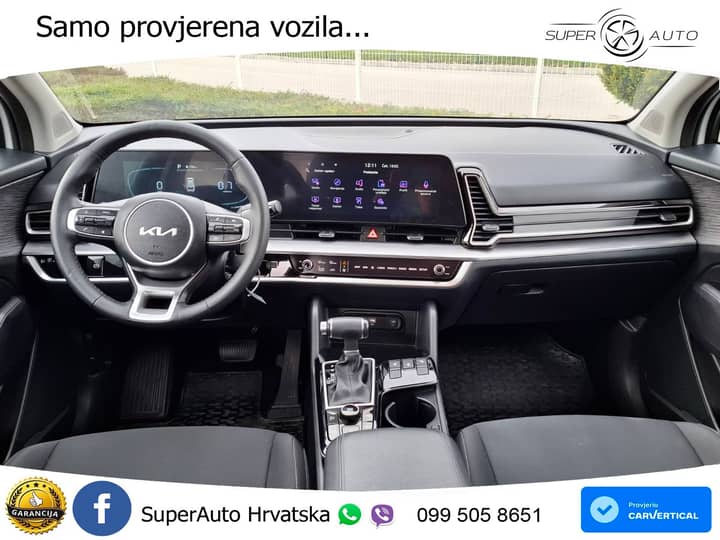 Slika prikazuje unutrašnjost vozila, volan i instrument ploče.