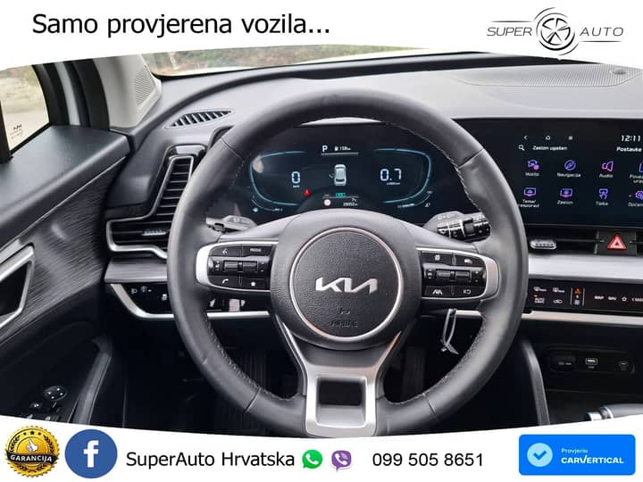 Slika prikazuje unutrašnjost vozila (volan i instrument ploča).