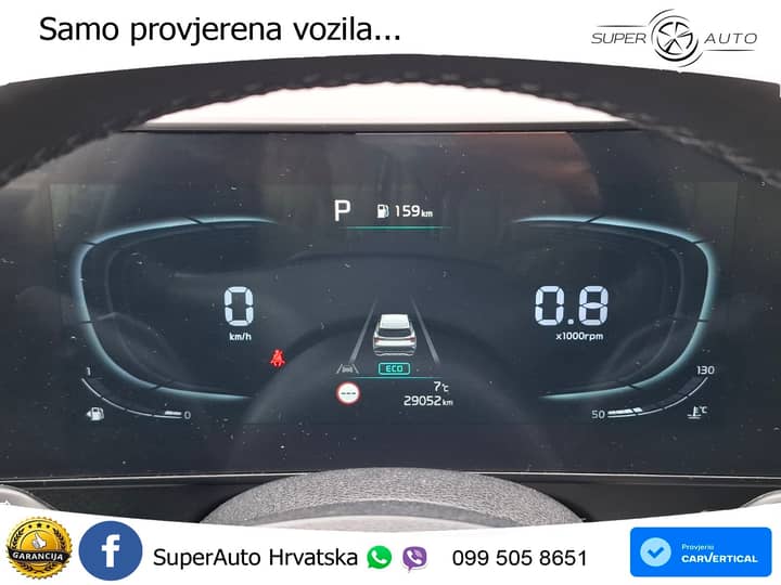 Slika prikazuje unutrašnjost vozila (instrument ploča).