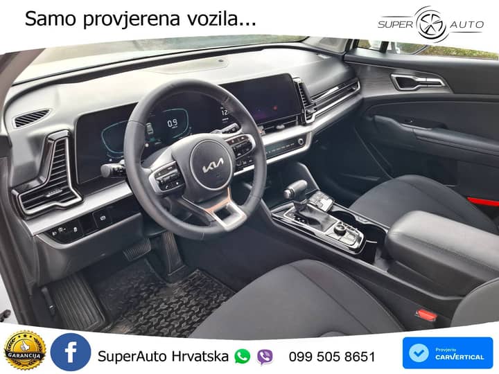 Slika prikazuje unutrašnjost vozila (volan i sjedala).