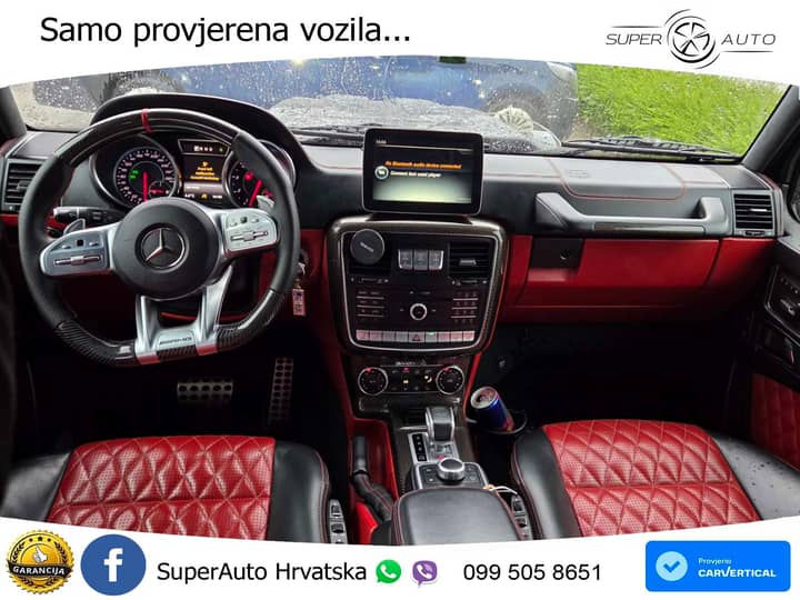 Slika prikazuje unutrašnjost vozila (volan i sjedala).