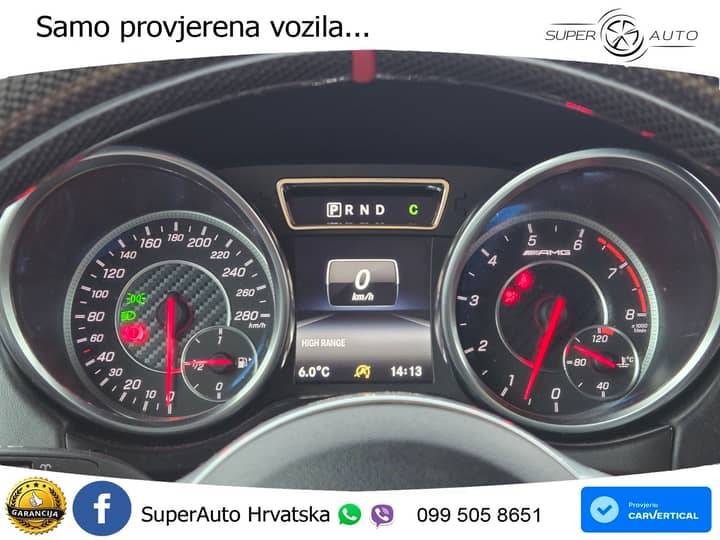 Slika prikazuje unutrašnjost vozila — instrument ploče i volan.