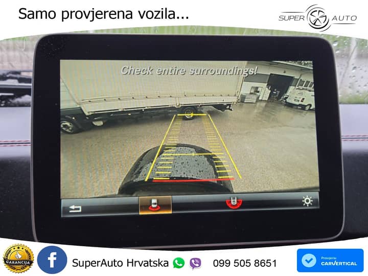 Slika prikazuje unutrašnjost vozila s zaslonom infotainment.