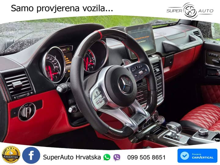 Slika prikazuje unutrašnjost vozila: volan i instrument ploča.
