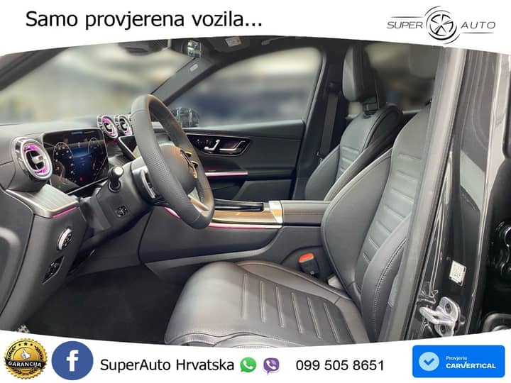 Slika prikazuje unutrašnjost vozila (volan i sjedala).