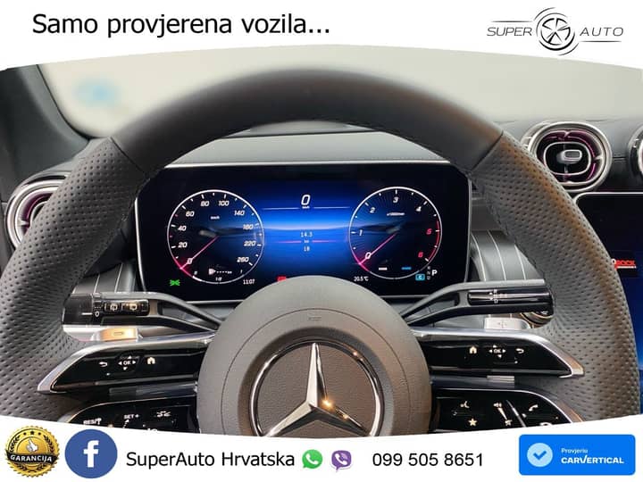 Slika prikazuje unutrašnjost vozila, volan i instrument ploče.