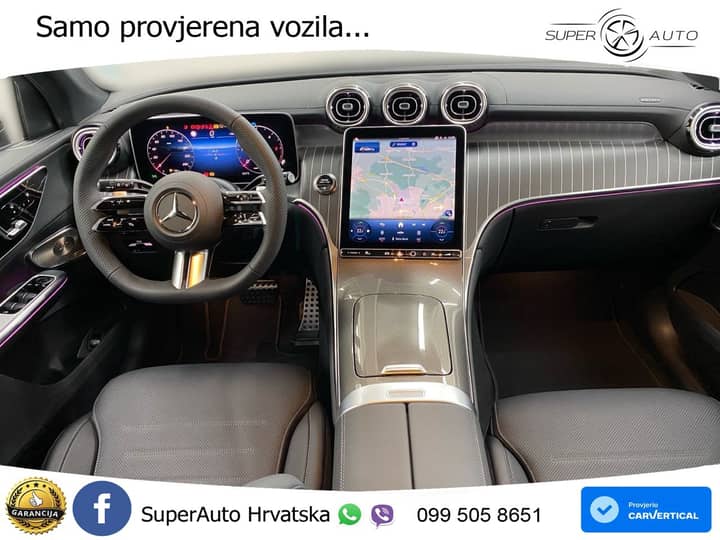 Slika prikazuje unutrašnjost vozila (volan i instrument ploča).