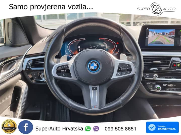 Slika prikazuje unutrašnjost vozila (volan i instrument ploče).