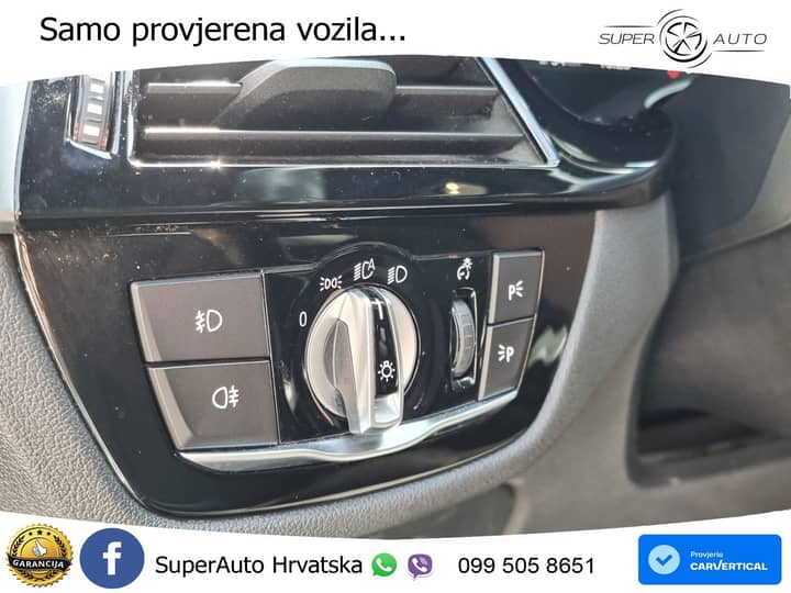 Slika prikazuje unutrašnjost vozila – upravljački panel.