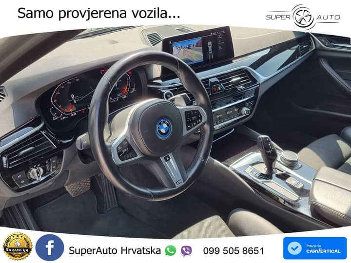 Slika prikazuje unutrašnjost vozila (volan i instrument ploča).