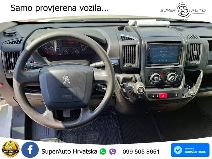 Slika prikazuje unutrašnjost vozila (volan i instrument ploča).