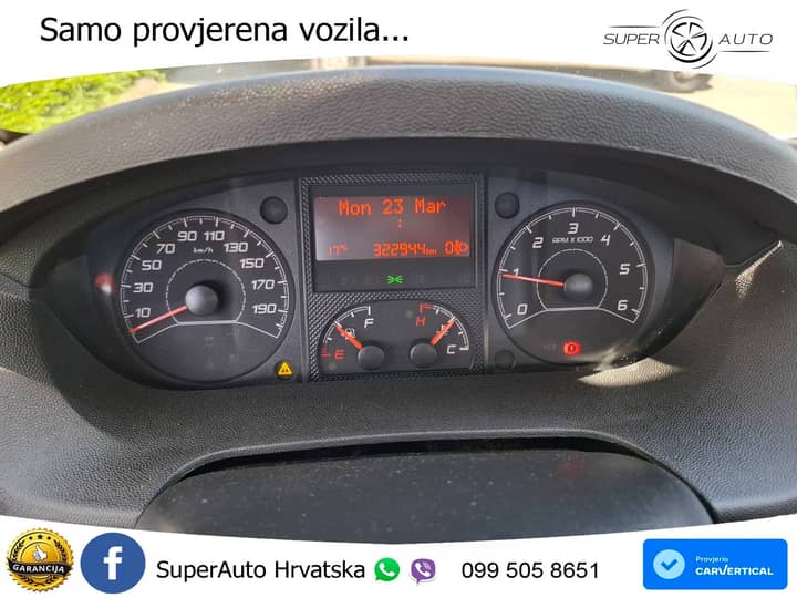 Slika prikazuje unutrašnjost vozila (instrument ploča).