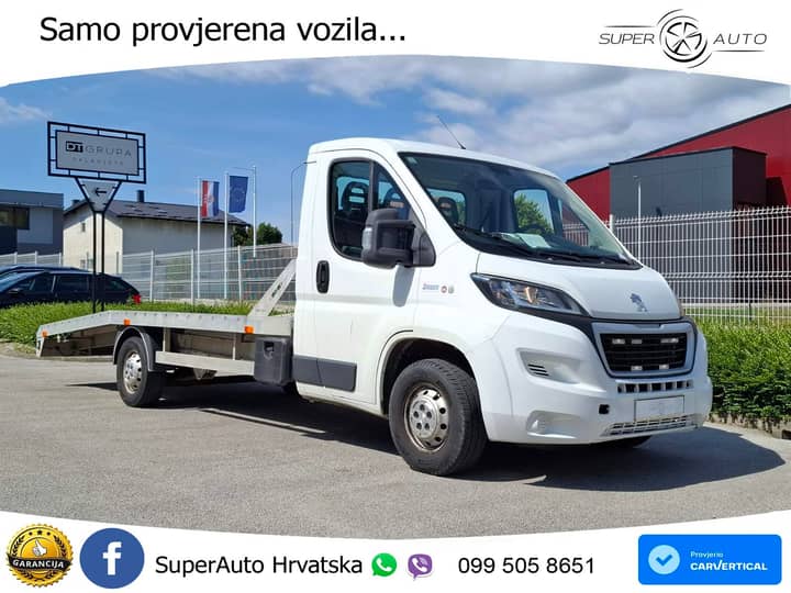 Slika prikazuje vanjsku stranu vozila (šlep-vozilo).