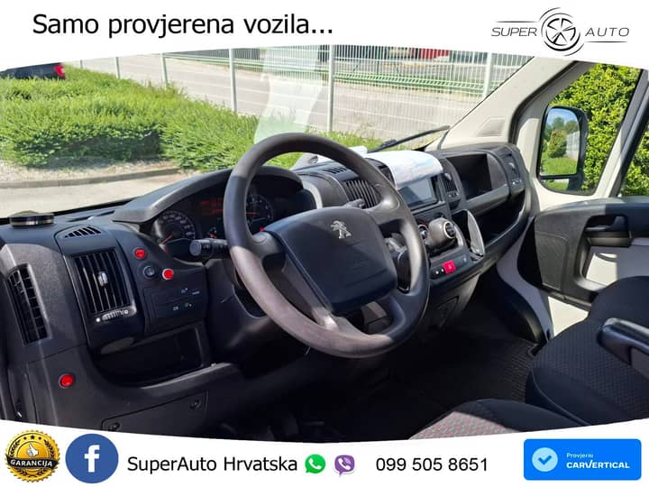 Slika prikazuje unutrašnjost vozila (volan i sjedala).