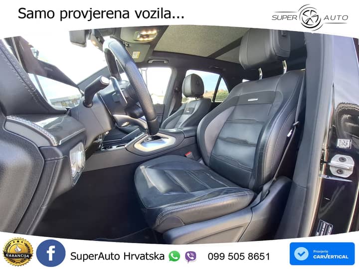 Slika prikazuje unutrašnjost vozila, koncentrirana na kokpit i sjedala.