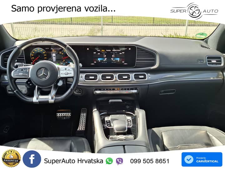 Slika prikazuje unutrašnjost vozila (volan i sjedala).