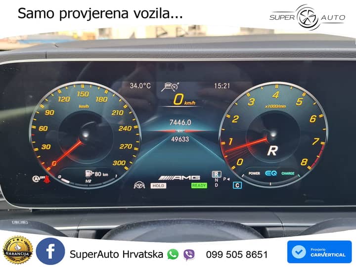 Slika prikazuje unutrašnjost vozila (instrument ploče).